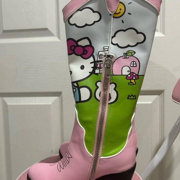 Item not worn . please note that the box was Damaged when I received item - Picture 2 of 5